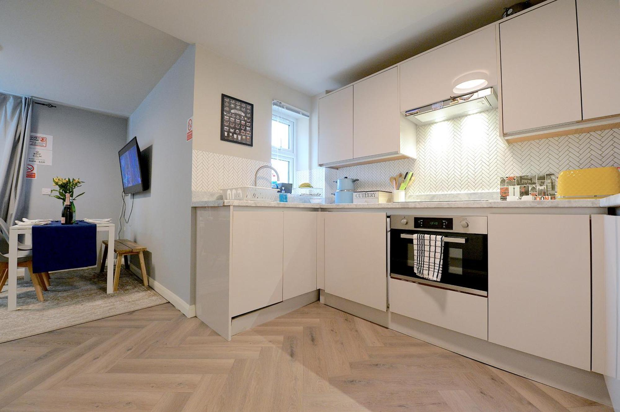 2 Bedroom Flat In Wood Green Piccadilly Line Лондон Экстерьер фото
