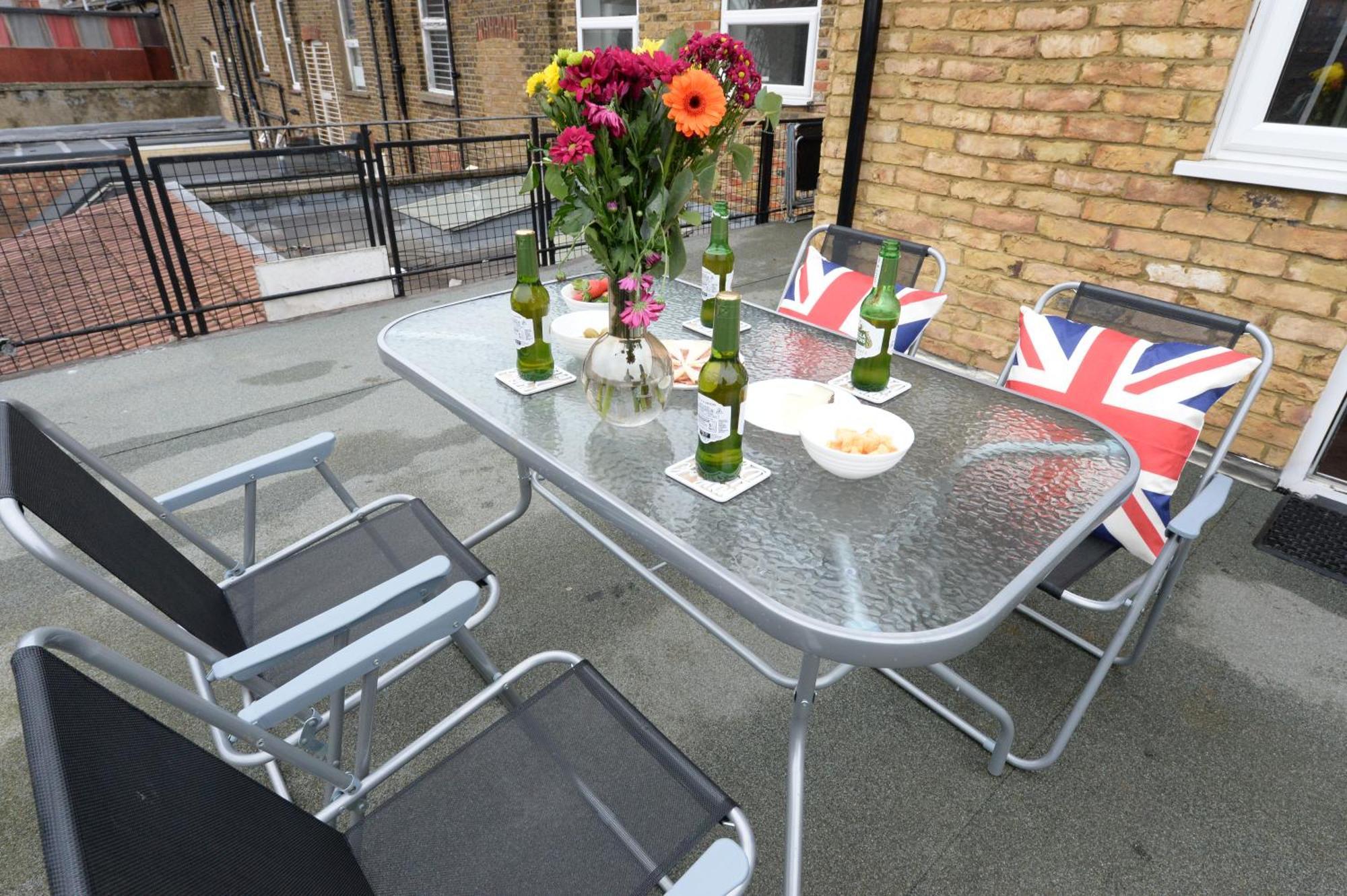 2 Bedroom Flat In Wood Green Piccadilly Line Лондон Экстерьер фото